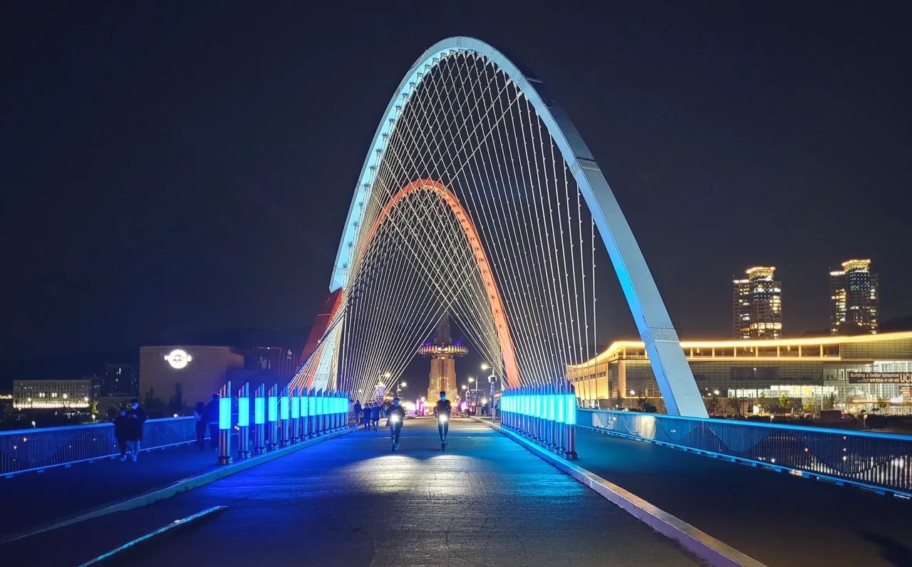 Expo Bridge in Daejeon.jpg