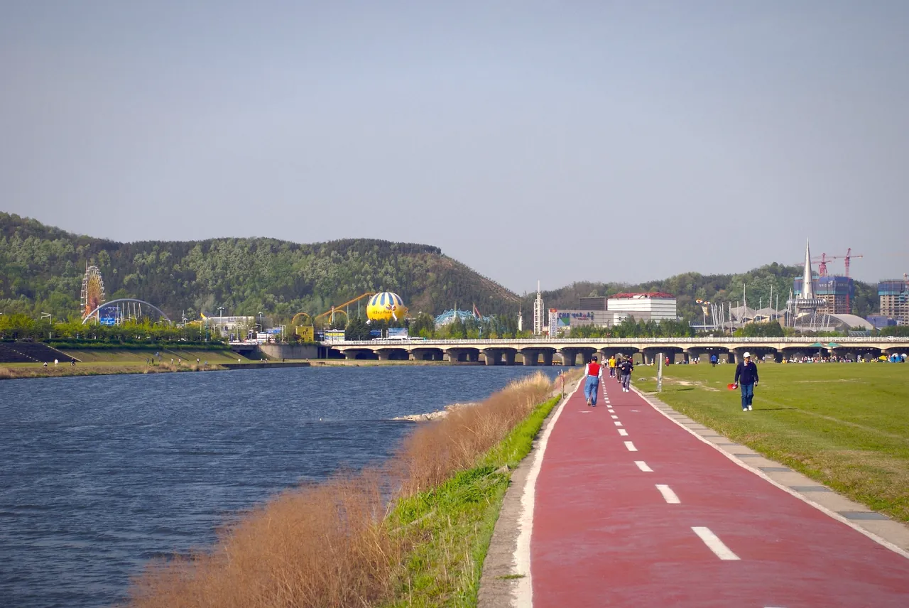 Hiking path along Gapcheon in Daejeon.jpg